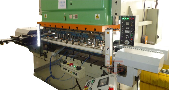 使用二次元機械手與人工沖壓之間有什么區(qū)別？