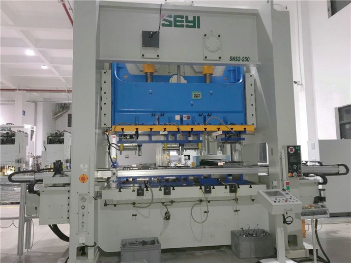 沖壓機械手怎么解決沖壓作業(yè)中的危險？